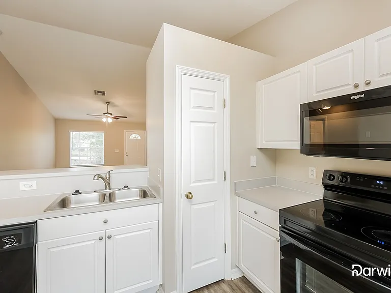 215 Manasota St — Photo 3