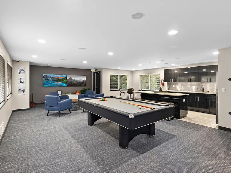 Karbon Apartments — Photo 3