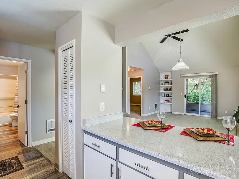 Lexington Apartments — Photo 3