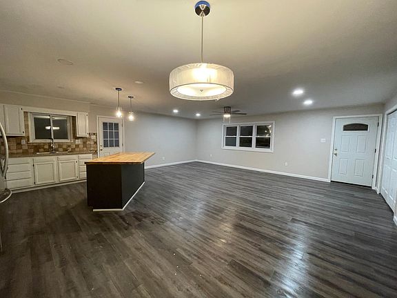 5th image of 206 Coville Dr