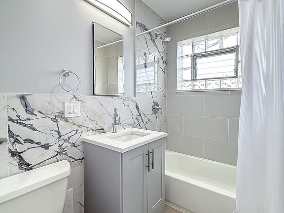 5th image of 2810 N Lowell Ave APT 1A