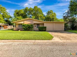 2105 E Mistletoe Ave, Victoria, TX 77901