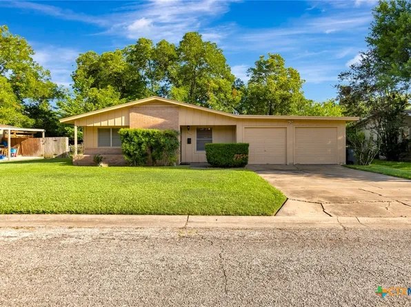 2105 E Mistletoe Ave, Victoria, TX 77901