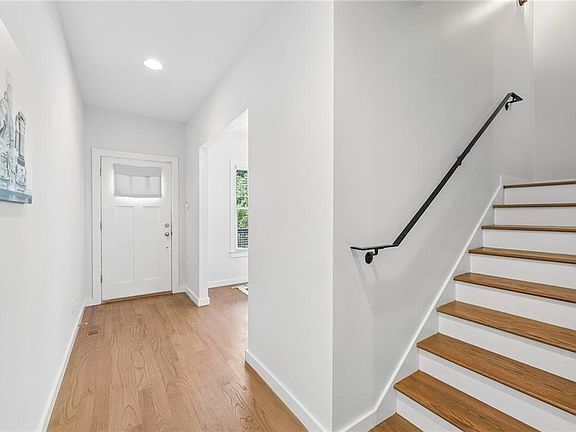 4th image of 951A Fern Ave SE
