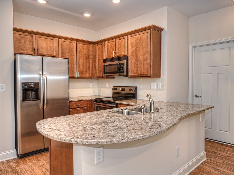 2nd image of 708 S Summit Ave