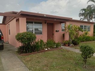 136 Greenbrier Dr, Palm Springs, FL 33461