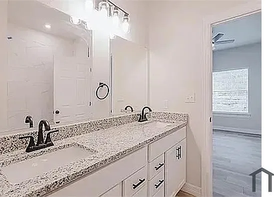 5 bed, 2289 sqft, $2,100 — Photo 3