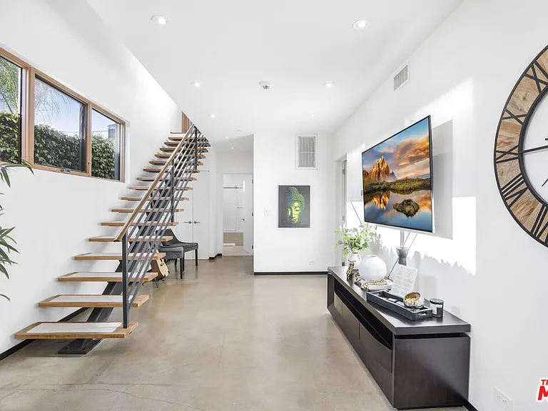 661 Broadway St — Photo 18