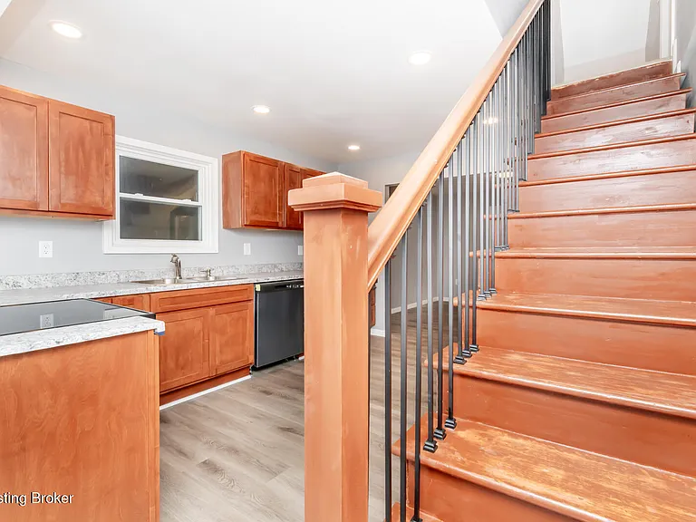 204 W Warfield St — Photo 17