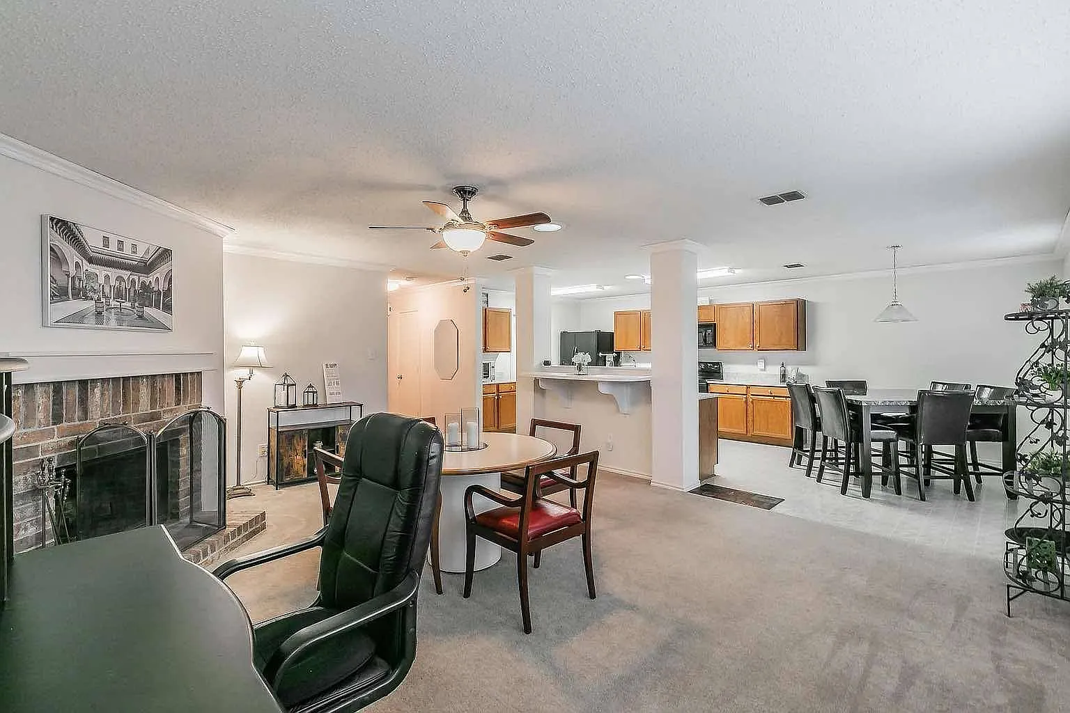 4 bed, 2018 sqft, $4,000 — Photo 2