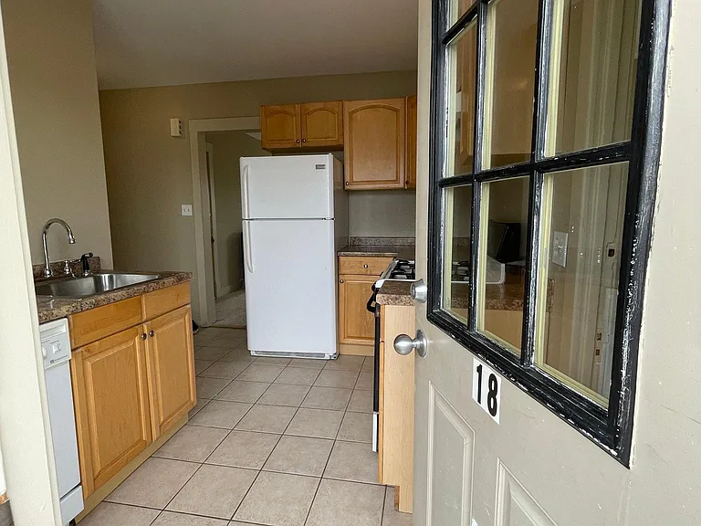 253 W Hazeltine Ave #18 — Photo 2
