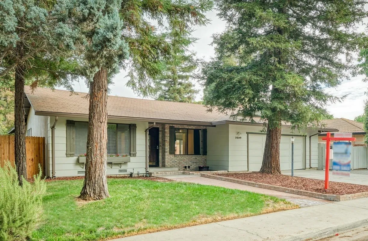 2609 Surrey Ave photo 1