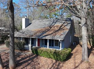 586 Oakview Cir, Smiths Station, AL 36877