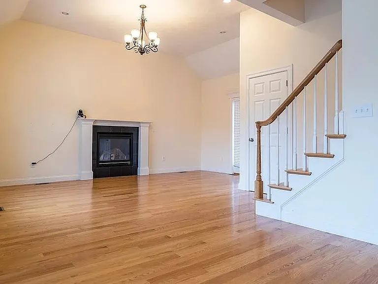 32 Empire Dr — Photo 4