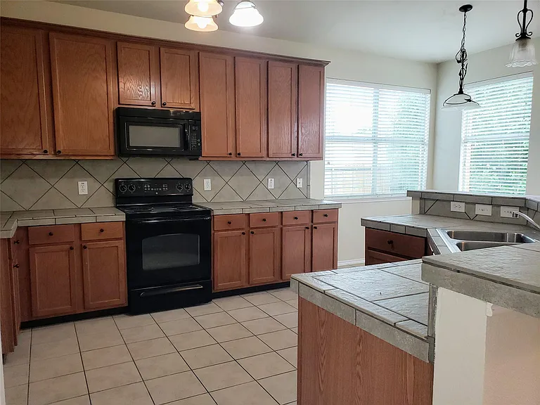 3432 Fashion St — Photo 9