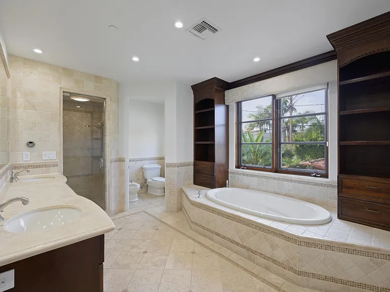 305 N Palm Dr — Photo 22