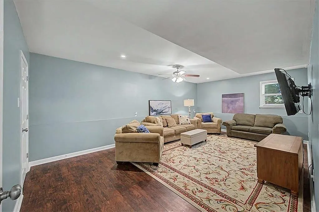 5 bed, 3.0 bath, 2072 sqft, $2,500 — Photo 4