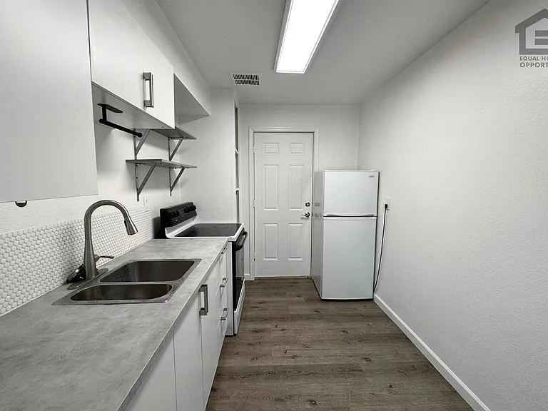 1320 N 48th Pl — Photo 7