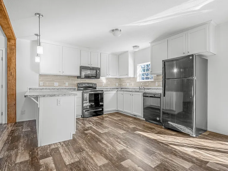 204 E 11th St #1 — Photo 21