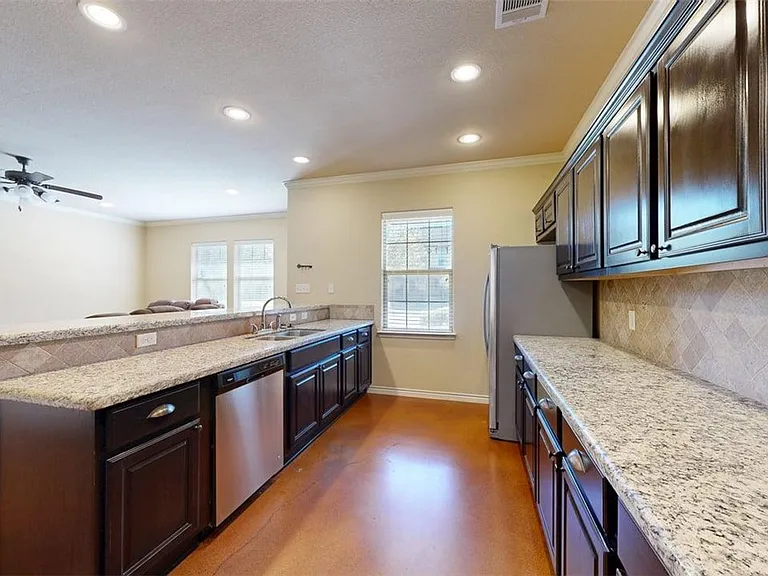 3009 Towers Pkwy — Photo 6