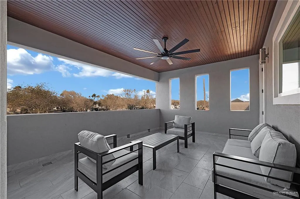 3 bed, 2.5 bath, 2343 sqft, $2,750 — Photo 2
