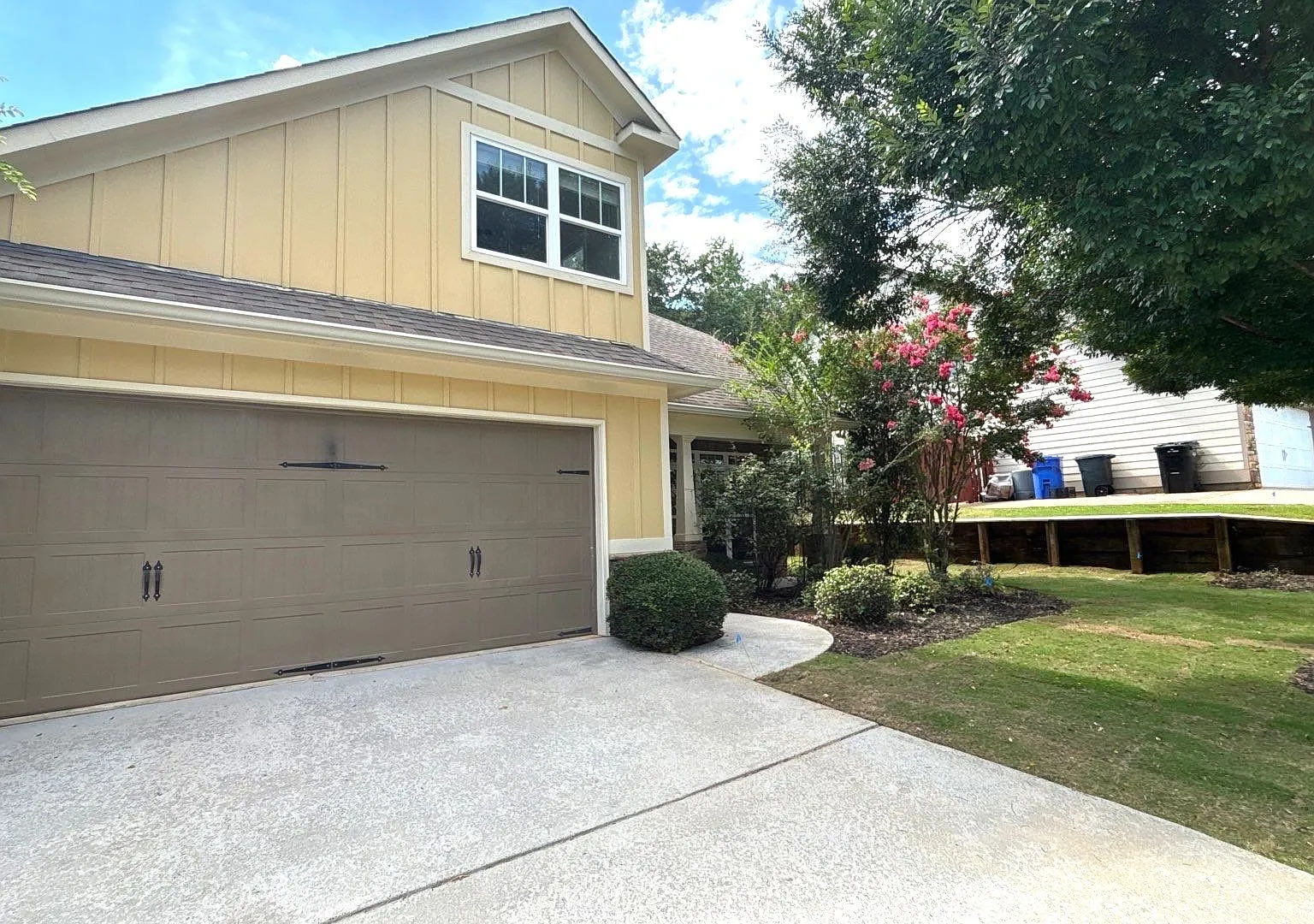 4 bed, 2.5 bath, 2342 sqft, $2,450 — Photo 2