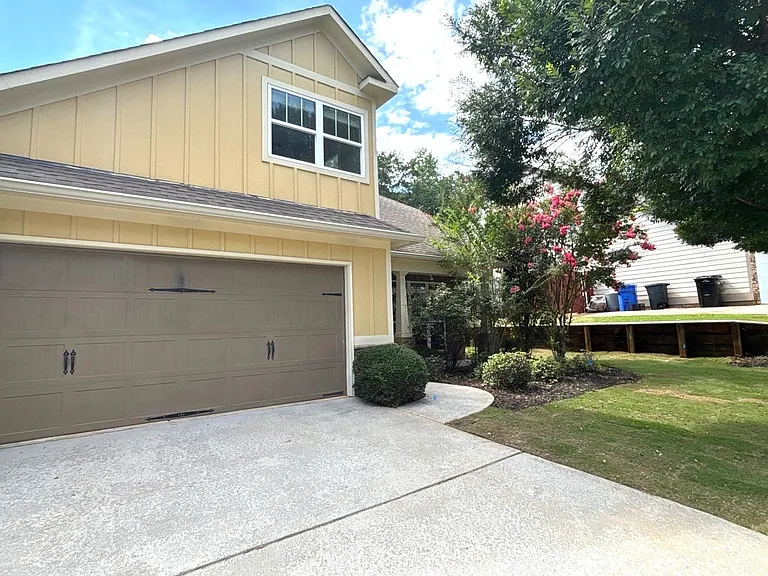 1018 Silver Lake Dr — Photo 2