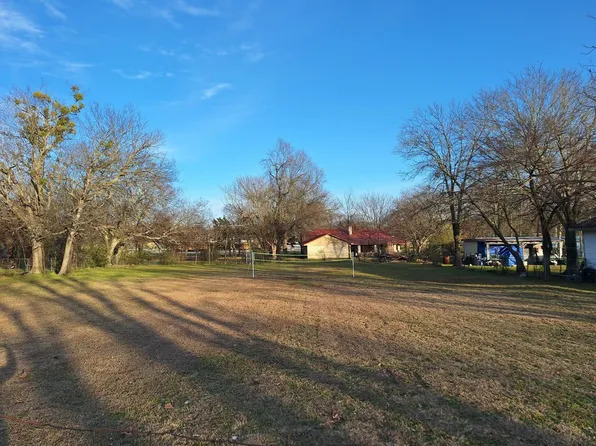 513 S San Antonio St, Wolfe City, TX 75496