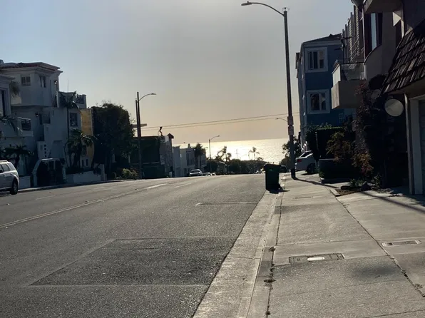 740 Manhattan Beach Blvd APT D, Manhattan Beach, CA 90266