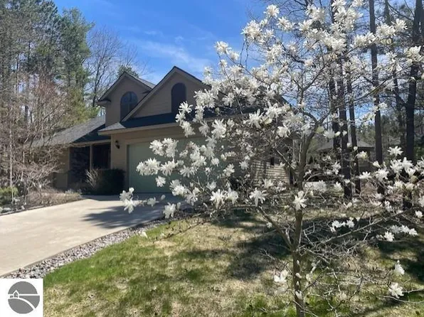 2910 Cedarwood Ln, Traverse City, MI 49686