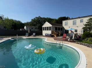 15 Grier Rd, Somerset, NJ 08873