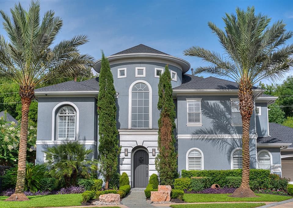 12602 Waterside Way. Note the well trimmed palms.