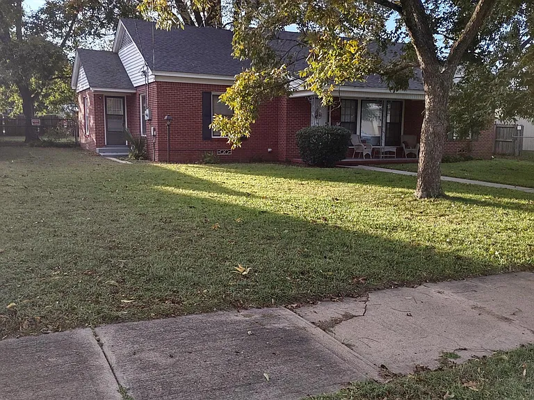 308 N Trinity St — Photo 15