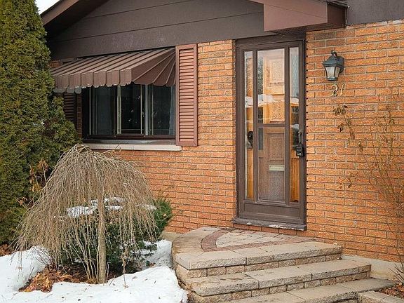 2nd image of 21 Rideau Cres #4