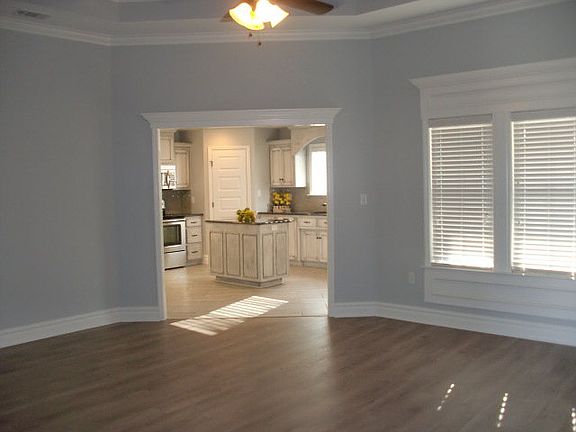 3rd image of 2060 Holland Cir
