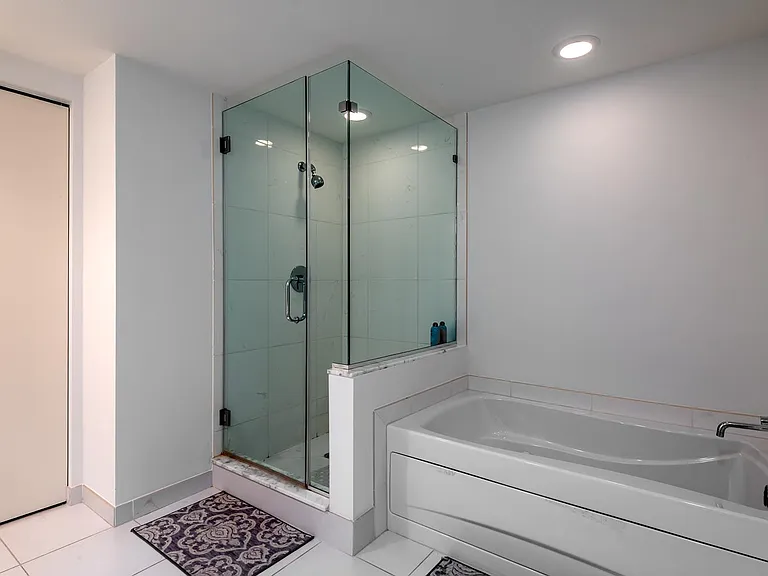3001 Oasis Grand Blvd — Photo 19