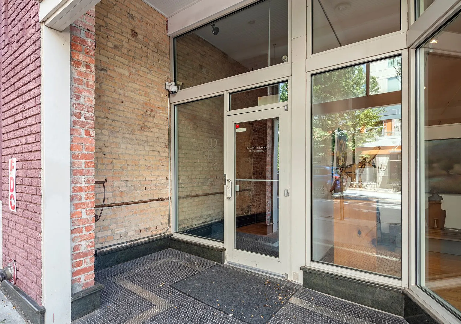 Beautiful Downtown Condo - Elevator Access, Parking Included — Photo 2
