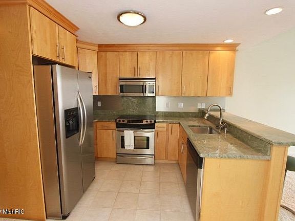5th image of 432 Howard Ave
