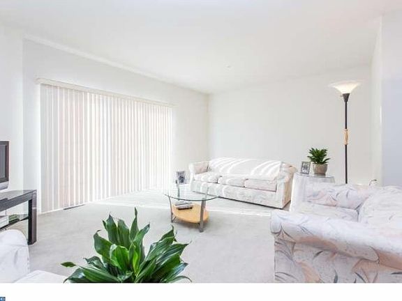 3rd image of 229 Roosevelt Ave