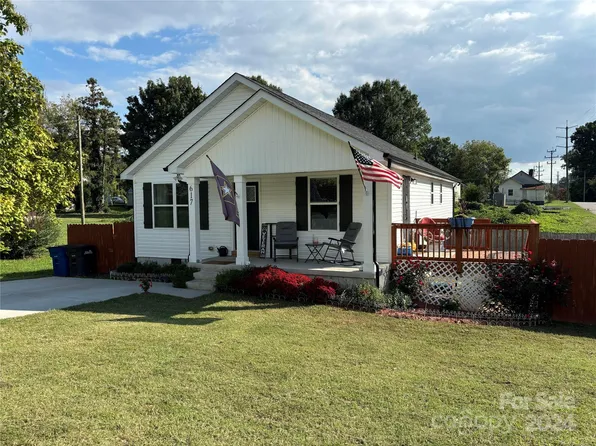 617 Raleigh Ave W, Statesville, NC 28625