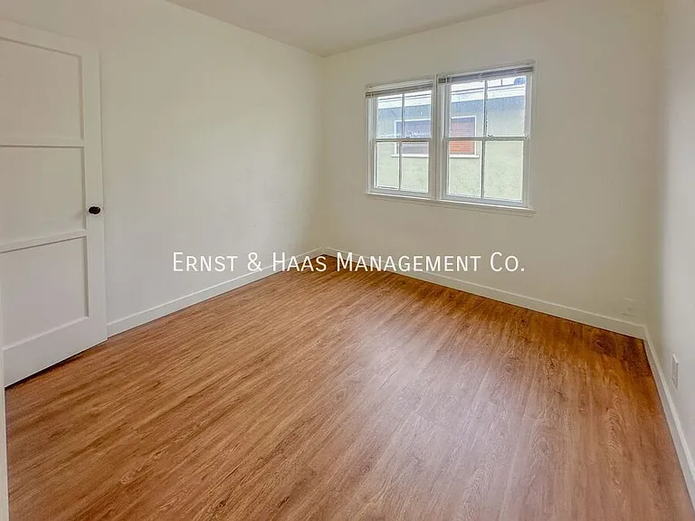 1618 E 63rd St — Photo 9