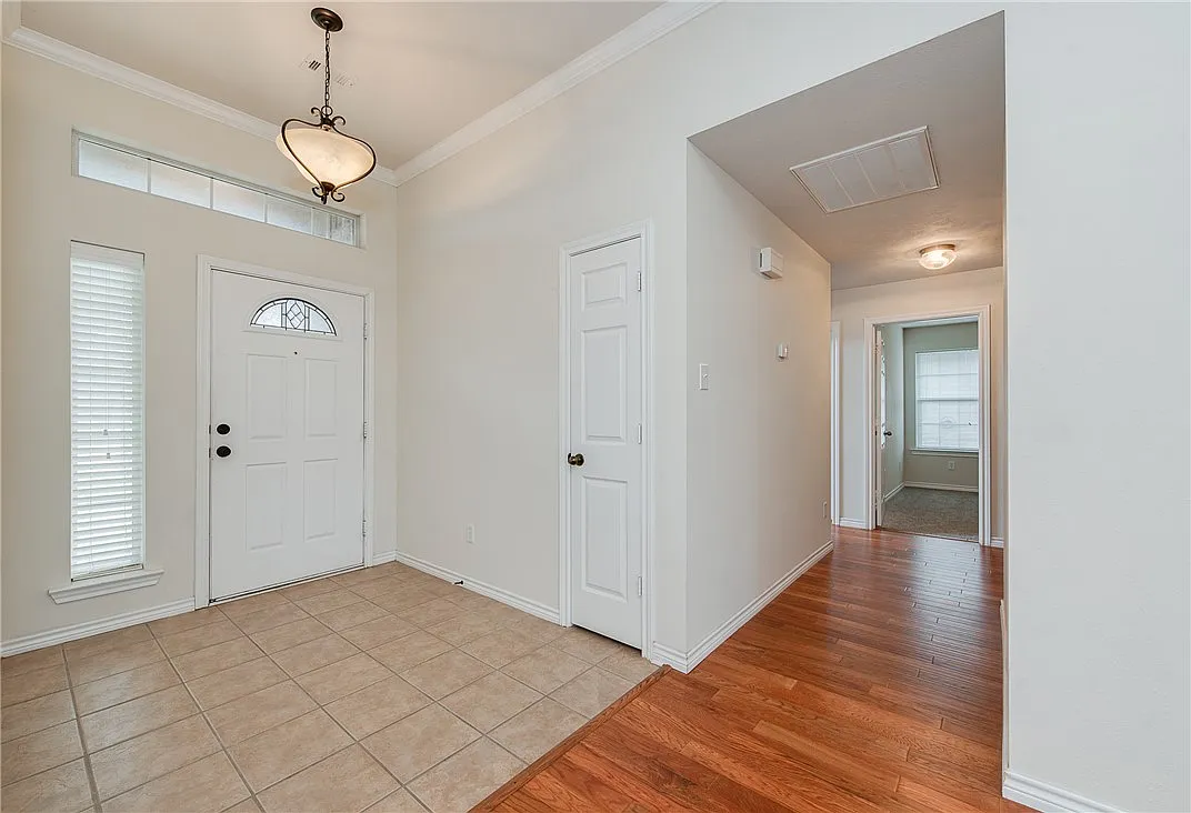 4 bed, 1845 sqft, $2,300 — Photo 3