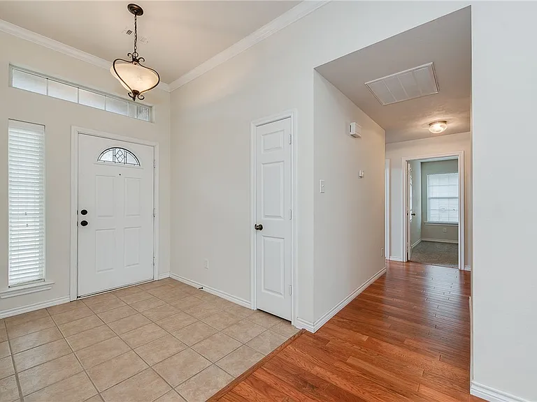 1207 Portsmouth Ct — Photo 3