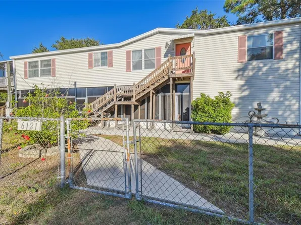 6121 Island Dr, Weeki Wachee, FL 34607