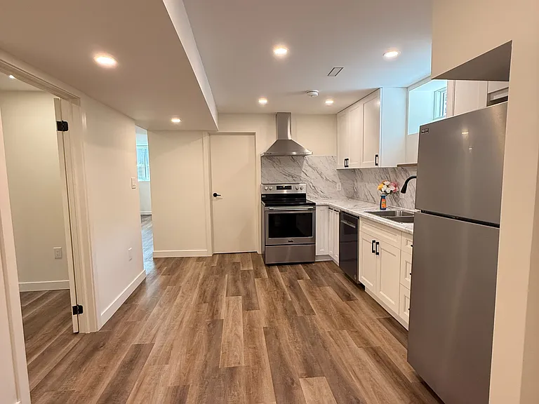31 Brenlyn Ct #LOWER — Photo 10