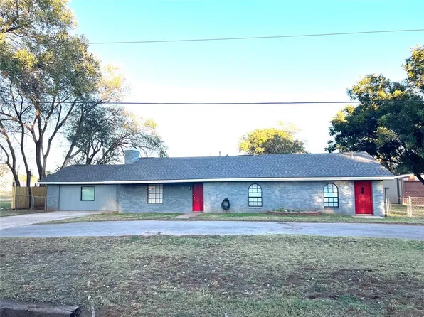 208 S 3rd St, Sayre, OK 73662