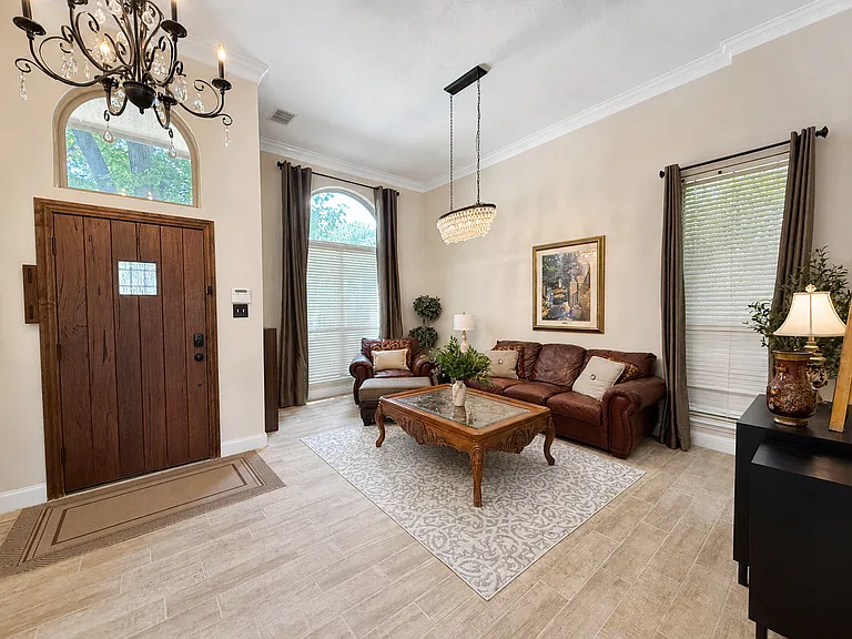 1740 Forest Glen Dr — Photo 2