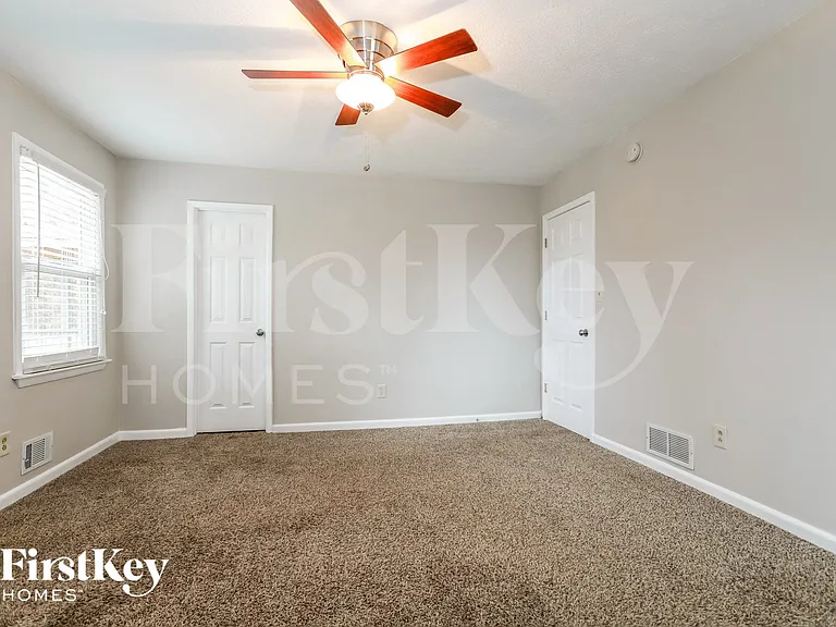2324 Sussex Ct — Photo 10