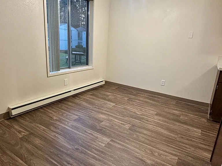 Sunnyside Village Apartments — Photo 31