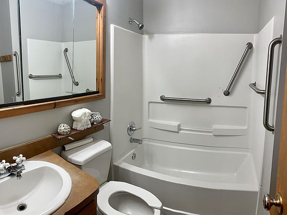 5th image of 1315 E 21st St